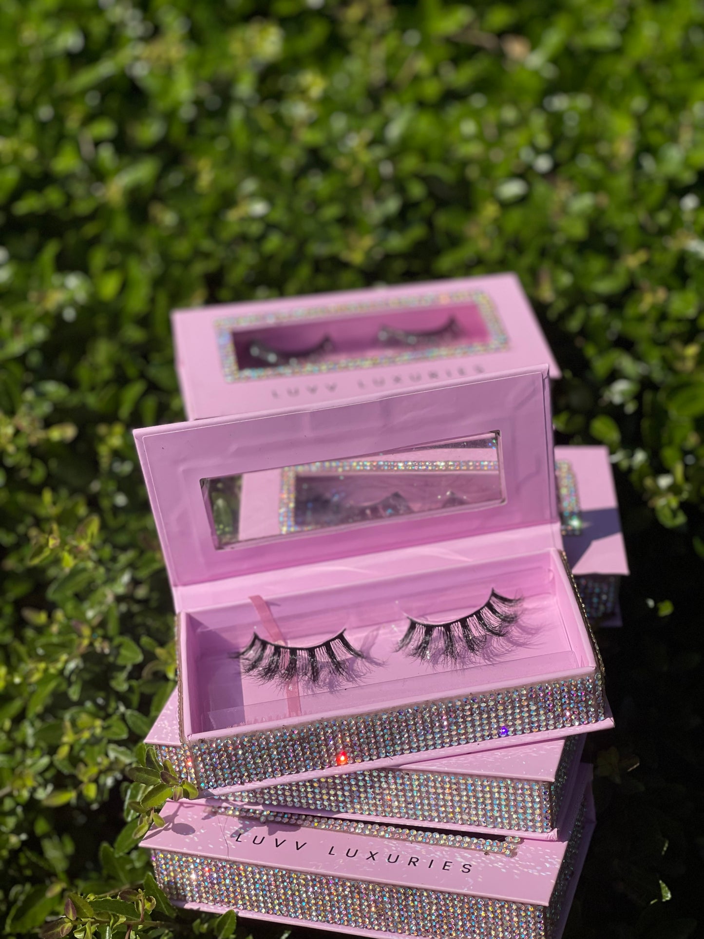 Reusable mink lashes – premium quality lashes designed for multiple uses by Luvvluxuries.
