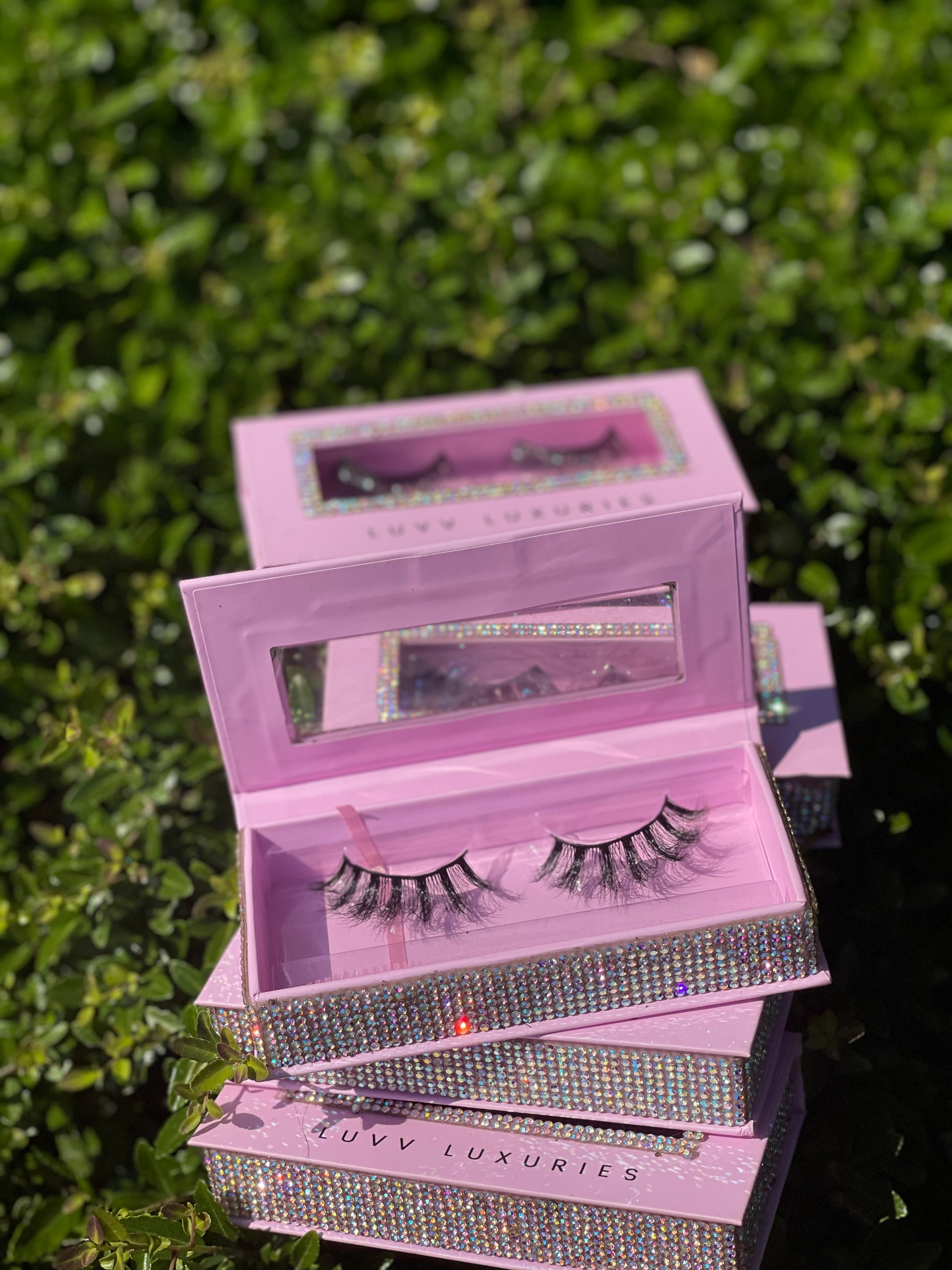 Reusable mink lashes – premium quality lashes designed for multiple uses by Luvvluxuries.